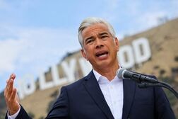 米移民当局への低所得世帯情報提供、各州が差し止め求め提訴