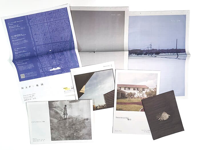 KG+ Special Exhibition 小原一真写真展「わかちもつ言葉と風景」で配布された新聞全6冊。写真展四会場では、それぞれの新聞が展示された。2025年4月撮影