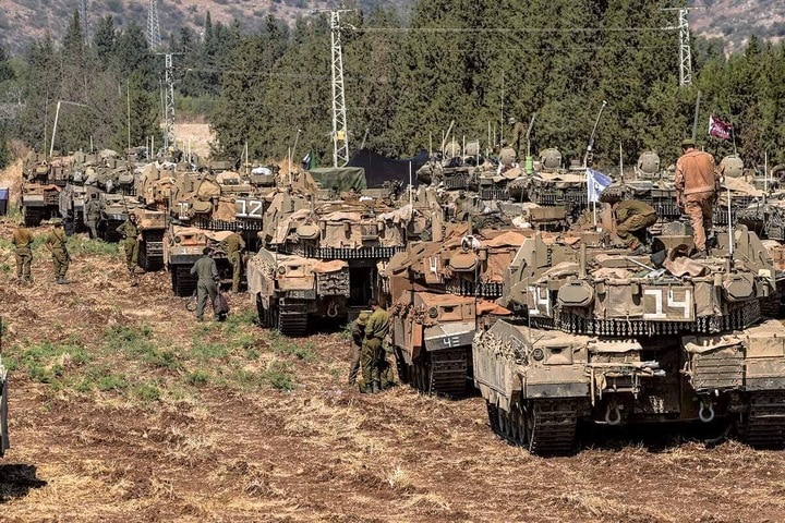 レバノンへの地上侵攻を前に国境付近に集結したイスラエル軍の戦車