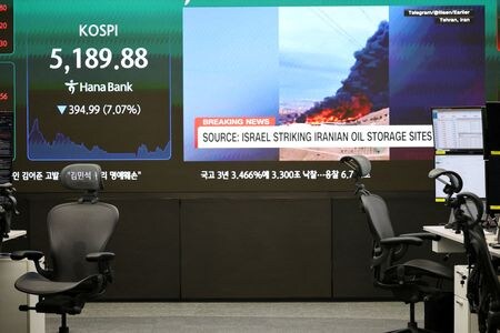 韓国ソウルの銀行のディーリングルームで9日撮影　REUTERS/Kim Hong-Ji/File Photo