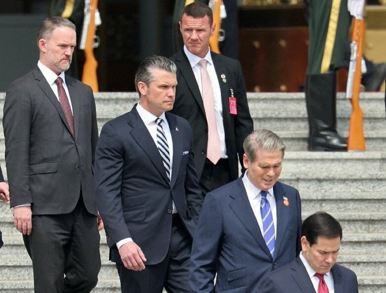 トランプ米大統領の歓迎式典を前に北京の人民大会堂に到着したグリア代表ら。2026年5月14日撮影。EUTERS/Maxim Shemetov