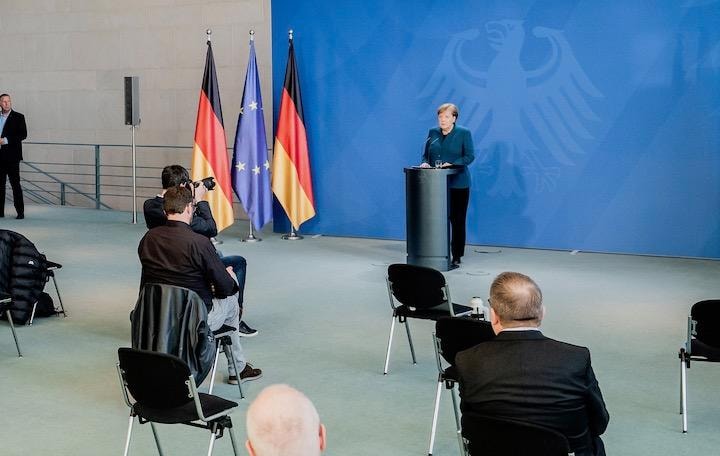距離をとってメディア対応するメルケル首相　Michel Kappeler/Pool via REUTERS