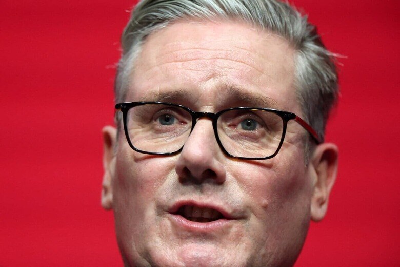 労働党大会で演説を行ったスターマー首相（リバプール、9月30日）　Hannah McKay-Reuters