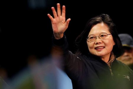 １月１１日の台湾総統選挙は、中国と距離を置こうとする現職の蔡英文氏（写真）が圧勝し、台湾に香港のような「一国二制度」を受け入れさせるという習近平・中国国家主席の目論見は頓挫を余儀なくされた。写真は８日、台北で撮影（２０２０年　ロイター/Tyrone Siu）