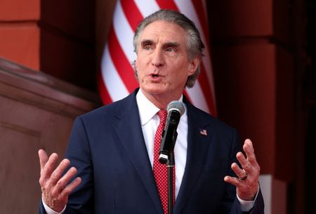 ３月４日、カラカスを訪問したバーガム米内務長官。 REUTERS/Leonardo Fernandez Viloria