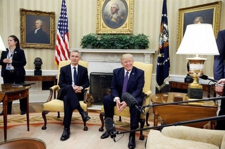 　４月１２日、トランプ米大統領（写真右）は、北大西洋条約機構（ＮＡＴＯ）のストルテンベルグ事務総長（左）との共同会見で、ＮＡＴＯは「もはや時代遅れではない」と述べ、大統領選で示していた見解を転換した。（２０１７年　ロイター/Jonathan Ernst）