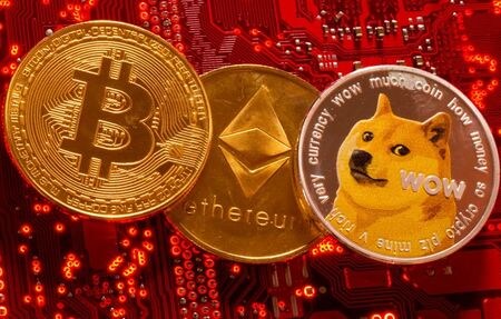 ビットコイン、イーサリアムや他の暗号資産（仮想通貨）を特定する識別子が９月に導入される。写真は６月撮影（２０２１年　ロイター／Dado Ruvic）