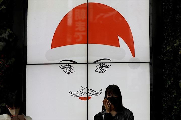 東京都は13日、都内で新たに480人の新型コロナウイルス陽性者が確認されたと発表した。写真は都内で13日撮影　REUTERS/Kim Kyung-Hoon