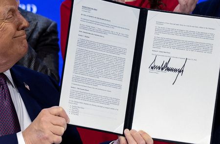 写真はスイス・ダボスで「平和評議会」の憲章に署名したトランプ米大統領。1月撮影。REUTERS/Jonathan Ernst//File Photo
