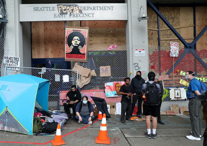 シアトルのデモ隊が一街区を占拠して打ち建てた「自治区」のエントランス（6月13日）　Goran Tomasevic-REUTERS