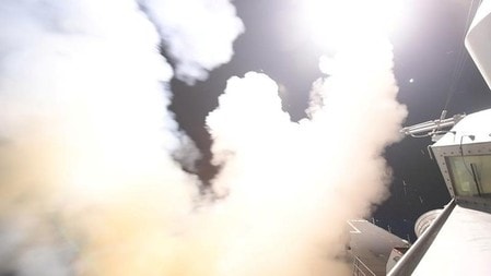 　４月６日、米軍が行ったシリア軍基地へのミサイル攻撃について、米国防当局者は「１度限り」と述べ、現時点では第２弾の攻撃を行う公算は小さいことを示唆した。写真は米国によるシリアへのミサイル攻撃。提供写真（２０１７年　ロイター／U.S. Navy）
