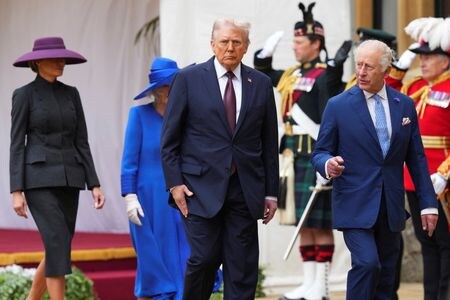 　英国のチャールズ国王夫妻は９月１７日、トランプ米大統領夫妻をロンドン郊外のウィンザー城で出迎えた。代表撮影（２０２５年　ロイター）