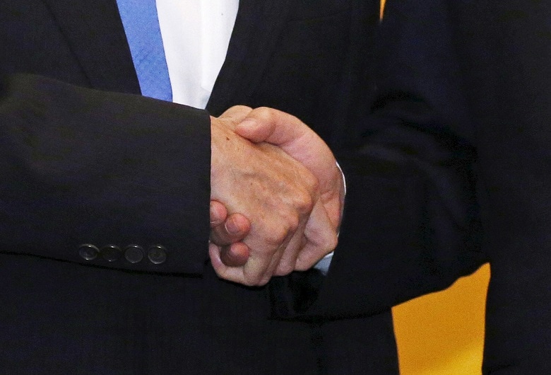 中国の習近平と台湾の馬英九は80秒も握手をし続けた　Edgar Su-REUTERS