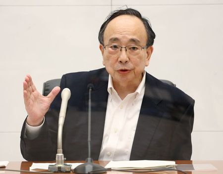 日銀の雨宮正佳副総裁は８日、徳島県の金融経済懇談会であいさつし、新型コロナ対応資金繰り支援特別プログラムの来年４月以降の対応について、１２月の日銀短観を含め、企業金融の動向などを点検したうえで、適切に判断していきたいと述べた。写真は７月２１日、東京の日銀本源で撮影（２０２１年　時事通信）