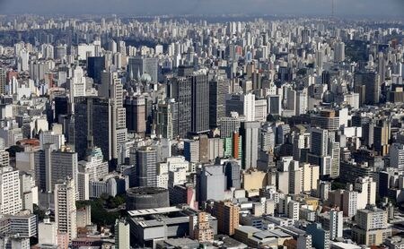 　３月３日　ブラジルで新型コロナウイルス感染による１日当たりの死者数が過去最多を更新した。写真は２０１５年４月、サンパウロで撮影（２０２１年　ロイター/Paulo Whitaker）