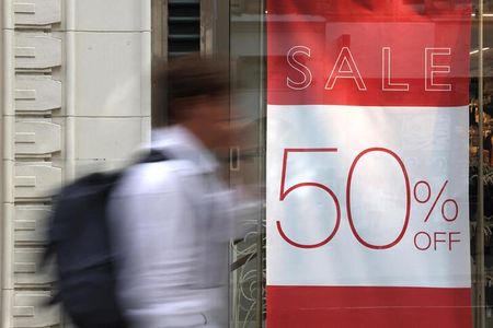 　９月２０日、英国立統計局（ＯＮＳ）が発表した８月の小売売上高（数量ベース）は前月比１％増で予想を上回った。写真は８月、ロンドンで撮影（２０２４年　ロイター/Hollie Adams）