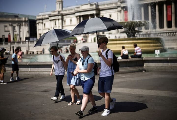 異例の熱波に見舞われている英国で気温が40度に達し、過去最高を記録した。写真は19日、ロンドンで撮影（2022年　ロイター/Henry Nicholls）