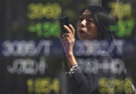 　６月２９日、前場の東京株式市場で、日経平均株価は前営業日比２２０円５８銭高の１万５５４３円７２銭と３日続伸した。写真は都内で昨年９月撮影（２０１６年　ロイター／Issei Kato）