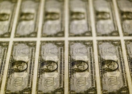ニューヨーク外為市場では、ドルが下落した。２０１４年１１月撮影（２０２３年　ロイター/Gary Cameron）