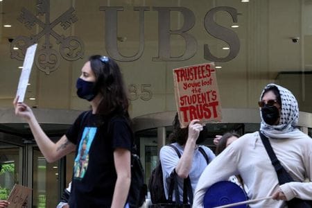 米連邦裁判所の保守派判事１３人が名門コロンビア大学のガザ反戦デモへの対応に抗議し、同大出身者を判事助手として採用しないと表明した。写真は、２０２４年５月７日にＮＹ市内で反戦デモに参加するコロンビア大学の学生。（２０２４年　ロイター／Brendan McDermid）