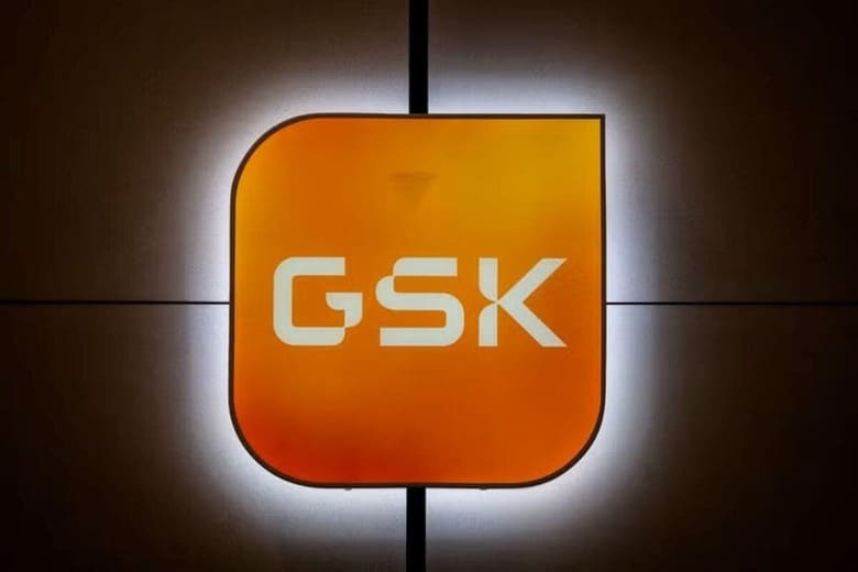 英製薬大手グラクソ・スミスクラインは２５日、主力の帯状疱疹ワクチン「シングリックス」が認知症のリスクを低下させるかどうかを調べるため、英国の高齢者１００万人以上を対象に研究を行っていると発表した。ロンドンで２月撮影（２０２５年　ロイター/Chris J Ratcliffe）