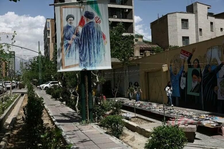 写真はハメネイ師の肖像画。5月6日、テヘランで撮影。WANA (West Asia News Agency) 提供。REUTERS