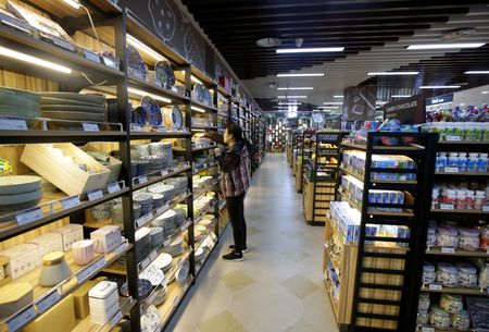 　中国国家統計局が１４日発表した１０月の鉱工業生産と小売売上高は１年超ぶりの低い伸びとなった。北京のスーパーマーケットで２０１８年１２月撮影(２０２５年　ロイター/Jason Lee)