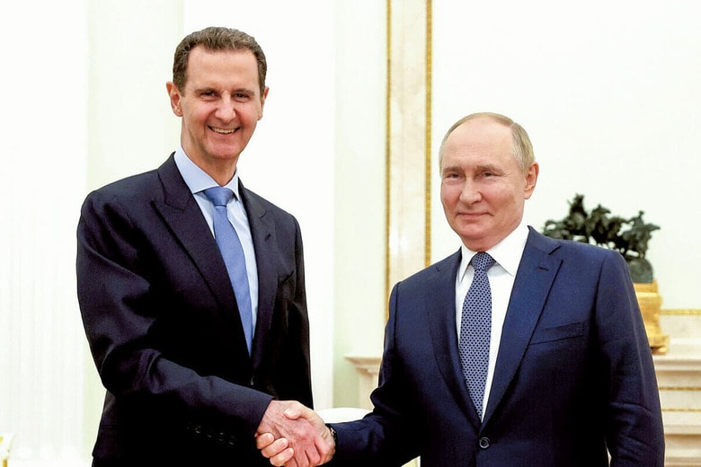 7月24日にモスクワでプーチンと握手するアサド（左）　KREMLIN PRESS OFFICEｰHANDOUTｰANADOLU/GETTY IMAGES