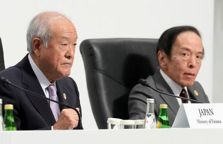 第一生命経済研究所の永浜利広首席エコノミストは、ロイターのインタビューに応じ、賃金上昇・設備投資増・株高で「３０年ぶりの好循環の兆し」が出てきていると述べた。写真は、鈴木俊一財務相（左）と植田和男日銀総裁。２０２３年５月１３日に新潟市で撮影。（２０２３年　ロイター／Shuji Kajiyama/Pool via REUTERS）