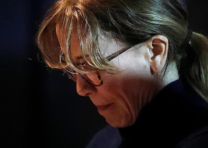 大学には行く価値があると専門家も認める。だがそれは、どのような代償を払っても、ということなのだろうか。写真は女優フェリシティ・ハフマン被告。カリフォルニア州で１２日撮影（２０１９年　ロイター/Mike Blake）