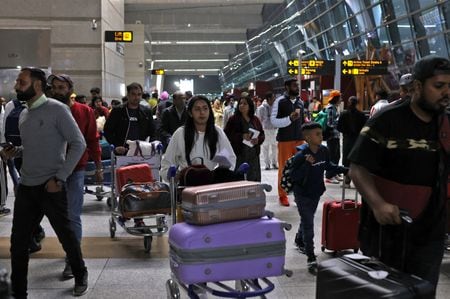 　２月１０日、インド保健省は、中国、日本、シンガポール、香港、韓国、タイを出発または経由した入国者に対する出発前の新型コロナウイルス検査の義務を１３日付で撤廃すると発表した。写真はニューデリーにある空港ターミナルの出発エリアで昨年１２月撮影（２０２３年　ロイター／Anushree Fadnavis）