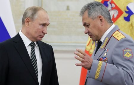 ロシアのプーチン大統領（写真左）は２１日、軍隊の規模を３０％超拡大する計画を支持した。軍幹部の会議でショイグ国防相（右）が、戦闘要員を１１５万人から１５０万人に増強することを提案した。２０１９年１１月撮影。提供写真（２０２２年　ロイター/Sputnik/Mikhail Klimentyev/Kremlin via REUTERS）