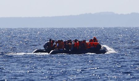 ９月２日、地中海を渡って欧州を目指す難民の問題が深刻化するなか、ソーシャルメディア上では、トルコのリゾート地の砂浜で横たわる溺死した幼児の写真が大きな波紋を呼んでいる。写真はギリシャに向かう難民を乗せたボート。８月撮影（２０１５年　ロイター/Murad Sezer）