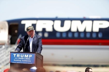 　６月５日、米大統領選で共和党の候補者指名獲得が確実なトランプ氏が、連邦地裁の判事がメキシコ系であることを理由に自身の訴訟から外れるべきと主張したことを受け、党内からも批判の声が出ている。写真はカリフォルニア州レディングで３日撮影（２０１６年　ロイター／Stephen Lam）