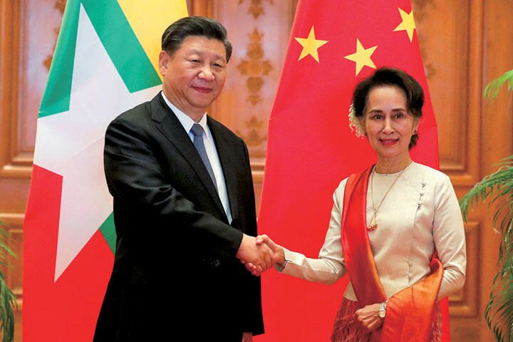 習と握手するスーチーの心の内は（ミャンマーの首都ネピドー）　NYEIN CHAN NAING-POOL-REUTERS