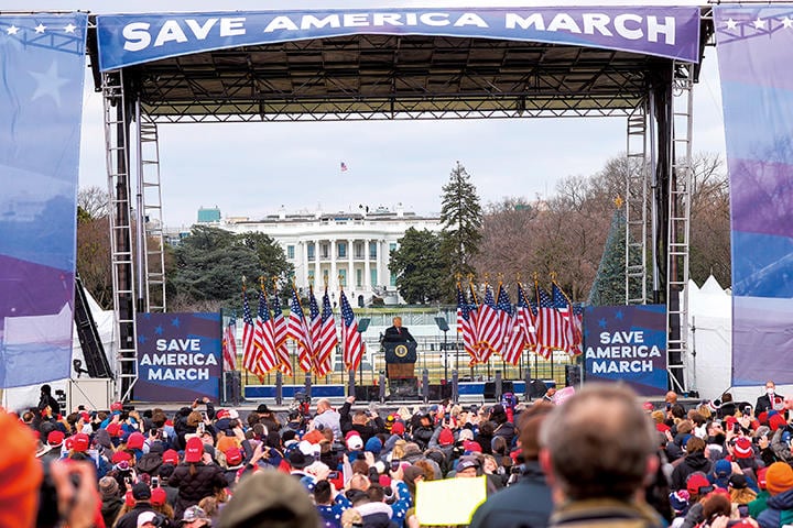 ホワイトハウス近くに集まった支持者に議事堂への行進を呼び掛けるトランプ（1月6日）　TAYFUN COSKUN-ANADOLU AGENCY/GETTY IMAGES