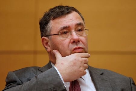 　３月７日、フランスの石油大手トタルエナジーズのパトリック・プヤンヌ最高経営責任者（ＣＥＯ、写真）は、化石燃料のニーズと環境問題の間でバランスを取ろうとしている欧州政府にとって、ロシアのウクライナ侵攻は「重大な警鐘」と言えると述べた。写真はパリで２０１６年５月撮影（２０２２年　ロイター／Charles Platiau）