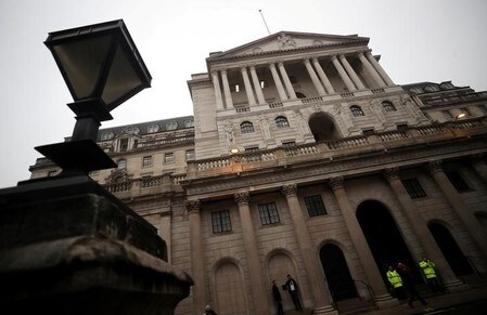 　４月２０日、イングランド銀行（英中央銀行、写真）金融政策委員会（ＭＰＣ）のソーンダーズ委員は、英中銀は時間をかけずに段階的に利上げすべきであり、国内のインフレ圧力が増大する中で、もはや慎重になる必要はないとの見方を示した。ロンドン市内で９日撮影（２０１８年　ロイター/Hannah McKay）