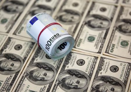 　５月２５日正午のドル／円は、前週末ＮＹ市場午後５時時点に比べ、ややドル高／円安の１２１円半ば。写真はドルとユーロの紙幣、３月撮影（２０１５年　ロイター/Dado Ruvic）