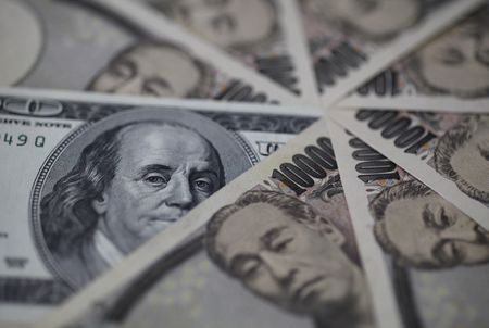 ６月１７日、ニューヨーク外為市場では円が対ドルで急落した。日銀が現状の金融緩和政策を維持し、引き締めを急ぐ他の主要国中銀と一線を画したことが背景。今週は各国中銀が相次いで利上げを発表し、為替市場のボラティリティーは大きく上昇した。写真は２０１３年２月撮影（２０２２年 　ロイター／Shohei Miyano）