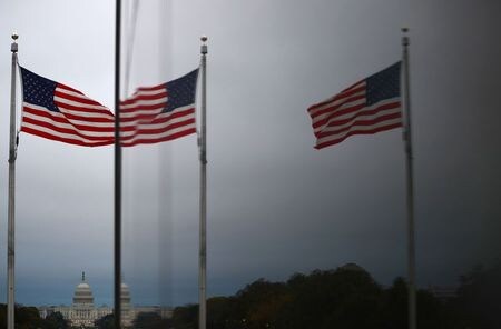 １１月４日、米国は４日、地球温暖化対策の国際枠組み「パリ協定」から正式に離脱した。写真は米国旗。ワシントンで１０月撮影（２０２０年　ロイター/Hannah McKay）