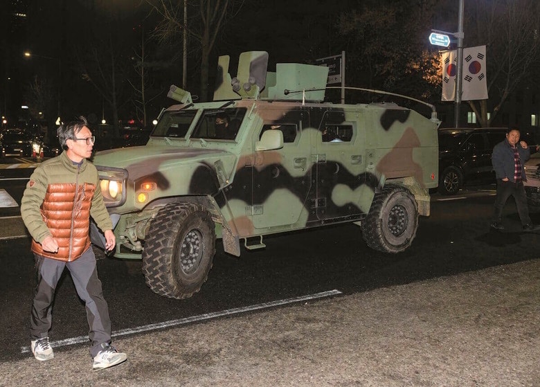 戒厳令が宣布されると、国会の入り口を警察が封鎖し、軍の車両も出動した　KIM JAE-HWANｰSOPA IMAGESｰREUTERS