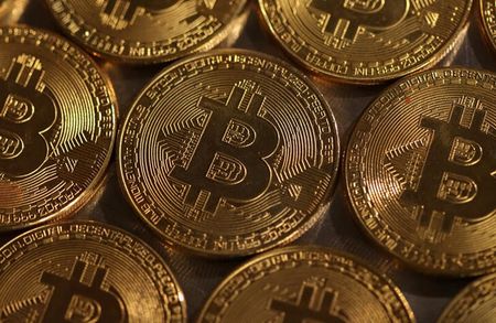 　８月１９日、米連邦預金保険公社は、暗号資産取引所ＦＴＸの米国事業責任者がツイッターに投稿した内容を巡り、「虚偽で誤解を招く」文言が含まれていたとし、ソーシャルメディアのアカウントやウェブサイトから文言を削除するよう命じた。写真はビットコインのイメージ。１０日撮影（２０２２年　ロイター／Dado Ruvic）