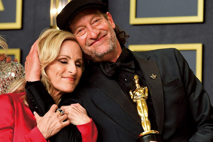 アカデミー賞授賞式でのコッツァーと共演者のマトリン　FREDERIC J. BROWNｰAFPｰGETTY IMAGESｰSLATE