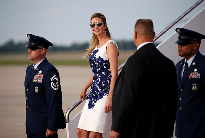 大統領専用機エアフォース・ワンから降り立ったイバンカ　Kevin Lamarque-REUTERS