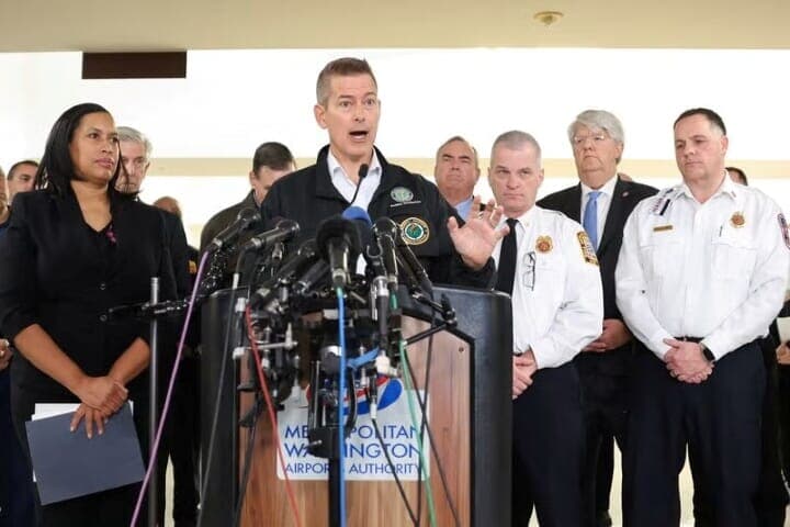 １月３０日、ダフィー米運輸長官は、米首都ワシントン近郊の空港付近で小型旅客機と陸軍ヘリコプターが衝突した事故を巡り、米連邦航空局（ＦＡＡ）の改革案を近く発表すると表明した。写真は報道陣に対応するダフィー米運輸長官。ワシントンで３０日撮影（２０２５年　ロイター/Kevin Lamarque）