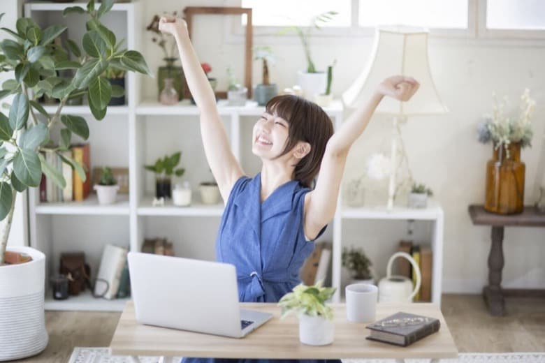 素敵なインテリアのある部屋で伸びをする女性