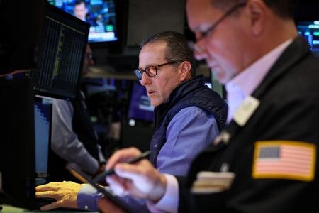 米国株式市場は急伸して終了した。２９日、ニューヨークで撮影（２０２３年　ロイター/Brendan McDermid）