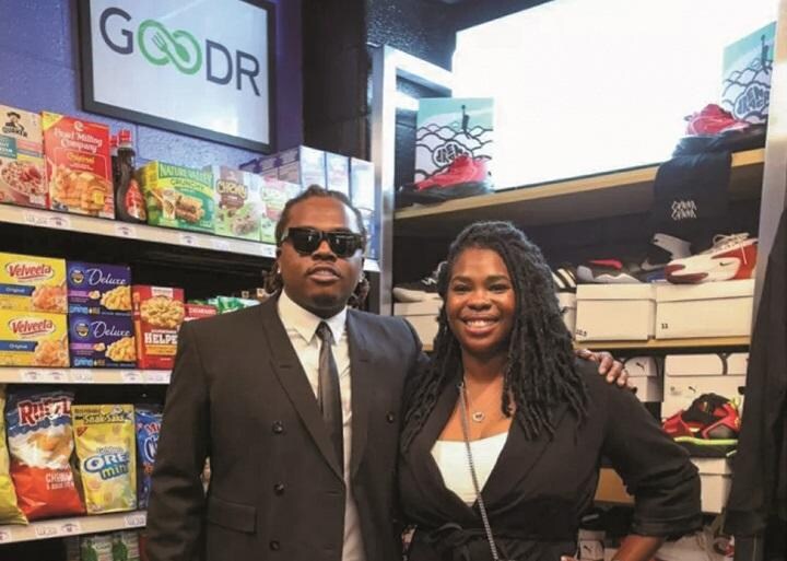 クロウ（右）とラッパーのガンナ。中学校に開いた無料食料品店で　MAURICE HOLLOWAY