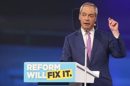 　反移民などを掲げる英国右派ポピュリスト政党「リフォームＵＫ」は２３日、裕福な移住希望者が２５万ポンドを支払って「ブリタニア・カード」を購入すれば１０年間の英国居住許可が与えられ、外国での所得や資産、キャピタルゲインに対する英国税を免除する政策案を発表した。写真は同党を率いるナイジェル・ファラージ氏。バーミンガムで３月撮影（２０２５年　ロイター／Isabel Infantes）
